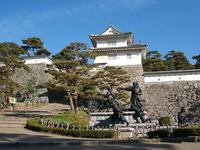 霞ヶ城公園・箕輪門と二本松少年隊像